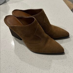 Adorable Donald Pliner Suede Mules
